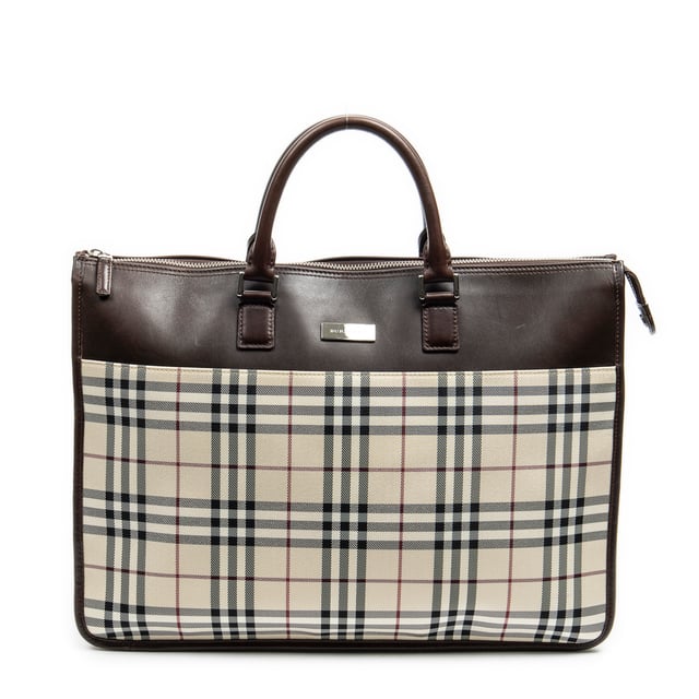 Burberry Bolsas Vintage Zip Briefcase  Bolso en Beige/Marrón Oscuro Lienzo y Plata hardware. El producto está en en Excelentes Condiciones (A).
  Dimensiones: 42x21x10 cm 
  Accesorios incluidos: 
    Condición Notes: slight scratches on brown leather
  BrandCo Paris encuentra artículos raros y en las mejores condiciones a precios increíbles. ¡Vale la pena tener paciencia! Compra con confianza: todos los artículos de BrandCo Paris son seleccionados y autenticados cuidadosamente por nuestro equipo de expertos.
  Todos los artículos vienen con un certificado de autenticidad y un embalaje entregado por BrandCo Paris.
  Tabla de clasificación de la condición del artículo
  N (como nuevo)
  AA (perfecto estado)
  A (excelente estado)
  AB (muy buen estado)
  B (bueno/regular)