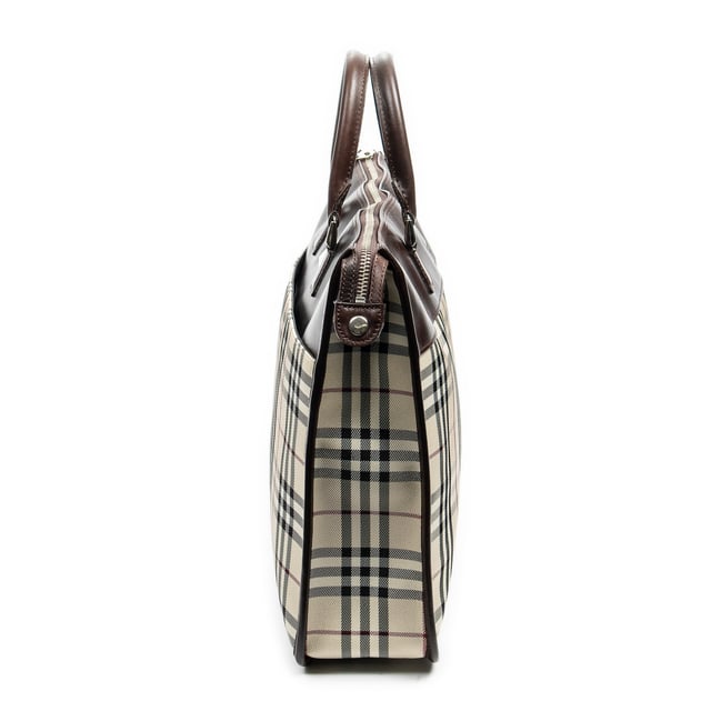 Burberry Bolsas Vintage Zip Briefcase  Bolso en Beige/Marrón Oscuro Lienzo y Plata hardware. El producto está en en Excelentes Condiciones (A).
  Dimensiones: 42x21x10 cm 
  Accesorios incluidos: 
    Condición Notes: slight scratches on brown leather
  BrandCo Paris encuentra artículos raros y en las mejores condiciones a precios increíbles. ¡Vale la pena tener paciencia! Compra con confianza: todos los artículos de BrandCo Paris son seleccionados y autenticados cuidadosamente por nuestro equipo de expertos.
  Todos los artículos vienen con un certificado de autenticidad y un embalaje entregado por BrandCo Paris.
  Tabla de clasificación de la condición del artículo
  N (como nuevo)
  AA (perfecto estado)
  A (excelente estado)
  AB (muy buen estado)
  B (bueno/regular)