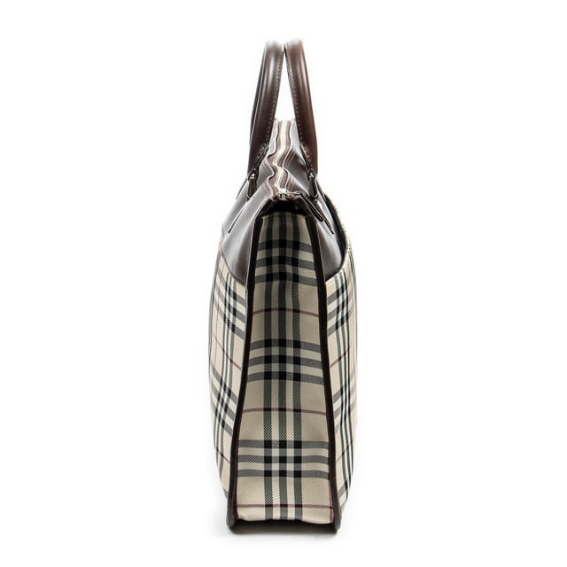Burberry Bolsas Vintage Zip Briefcase  Bolso en Beige/Marrón Oscuro Lienzo y Plata hardware. El producto está en en Excelentes Condiciones (A).
  Dimensiones: 42x21x10 cm 
  Accesorios incluidos: 
    Condición Notes: slight scratches on brown leather
  BrandCo Paris encuentra artículos raros y en las mejores condiciones a precios increíbles. ¡Vale la pena tener paciencia! Compra con confianza: todos los artículos de BrandCo Paris son seleccionados y autenticados cuidadosamente por nuestro equipo de expertos.
  Todos los artículos vienen con un certificado de autenticidad y un embalaje entregado por BrandCo Paris.
  Tabla de clasificación de la condición del artículo
  N (como nuevo)
  AA (perfecto estado)
  A (excelente estado)
  AB (muy buen estado)
  B (bueno/regular)