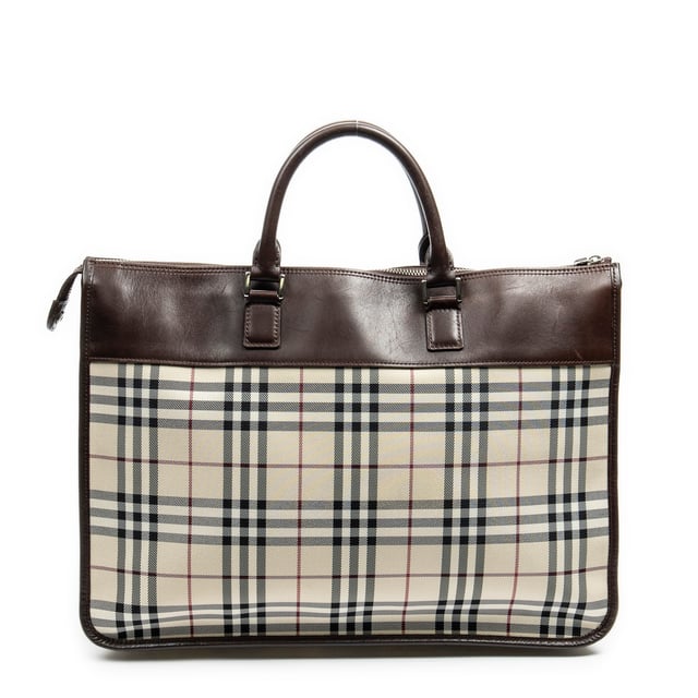 Burberry Bolsas Vintage Zip Briefcase  Bolso en Beige/Marrón Oscuro Lienzo y Plata hardware. El producto está en en Excelentes Condiciones (A).
  Dimensiones: 42x21x10 cm 
  Accesorios incluidos: 
    Condición Notes: slight scratches on brown leather
  BrandCo Paris encuentra artículos raros y en las mejores condiciones a precios increíbles. ¡Vale la pena tener paciencia! Compra con confianza: todos los artículos de BrandCo Paris son seleccionados y autenticados cuidadosamente por nuestro equipo de expertos.
  Todos los artículos vienen con un certificado de autenticidad y un embalaje entregado por BrandCo Paris.
  Tabla de clasificación de la condición del artículo
  N (como nuevo)
  AA (perfecto estado)
  A (excelente estado)
  AB (muy buen estado)
  B (bueno/regular)