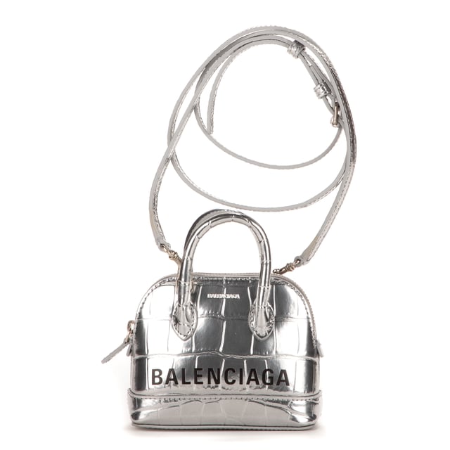 Balenciaga Bolsas Mini Ville Mini Bolso en Plata Piel de becerro y Asa plateada y correa ajustable extraíble hardware. El producto está en en Perfectas Condiciones (AA).
  Dimensiones: 12x10x5 cm 
  Accesorios incluidos: Strap, Dust
    
  BrandCo Paris encuentra artículos raros y en las mejores condiciones a precios increíbles. ¡Vale la pena tener paciencia! Compra con confianza: todos los artículos de BrandCo Paris son seleccionados y autenticados cuidadosamente por nuestro equipo de expertos.
  Todos los artículos vienen con un certificado de autenticidad y un embalaje entregado por BrandCo Paris.
  Tabla de clasificación de la condición del artículo
  N (como nuevo)
  AA (perfecto estado)
  A (excelente estado)
  AB (muy buen estado)
  B (bueno/regular)