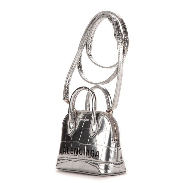 Balenciaga Bolsas Mini Ville Mini Bolso en Plata Piel de becerro y Asa plateada y correa ajustable extraíble hardware. El producto está en en Perfectas Condiciones (AA).
  Dimensiones: 12x10x5 cm 
  Accesorios incluidos: Strap, Dust
    
  BrandCo Paris encuentra artículos raros y en las mejores condiciones a precios increíbles. ¡Vale la pena tener paciencia! Compra con confianza: todos los artículos de BrandCo Paris son seleccionados y autenticados cuidadosamente por nuestro equipo de expertos.
  Todos los artículos vienen con un certificado de autenticidad y un embalaje entregado por BrandCo Paris.
  Tabla de clasificación de la condición del artículo
  N (como nuevo)
  AA (perfecto estado)
  A (excelente estado)
  AB (muy buen estado)
  B (bueno/regular)