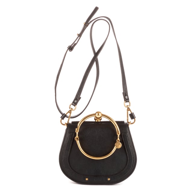 Chloe Tassen Nile Top Handle  Handtas in de Zwart Kalfsleer in de Goud  hardware. Het product is in In Uitstekende Staat (A).
  Afmetingen: 19x15x7 cm 
  Inclusief accessoires: "Strap, Dustbag"
      
  BrandCo Paris vindt zeldzame artikelen in de beste staat voor ongelooflijke prijzen. Het is de moeite waard om geduldig te zijn! Koop met vertrouwen: alle artikelen van BrandCo Paris worden zorgvuldig geselecteerd en geverifieerd door ons team van experts.

  Alle artikelen worden geleverd met een certificaat van echtheid en verpakt door BrandCo Paris.

  Classificatietabel voor de conditie van het artikel:

  N (als nieuw)
  AA (perfecte staat)
  A (uitstekende staat)
  AB (zeer goede staat)
  B (goede/redelijke staat)