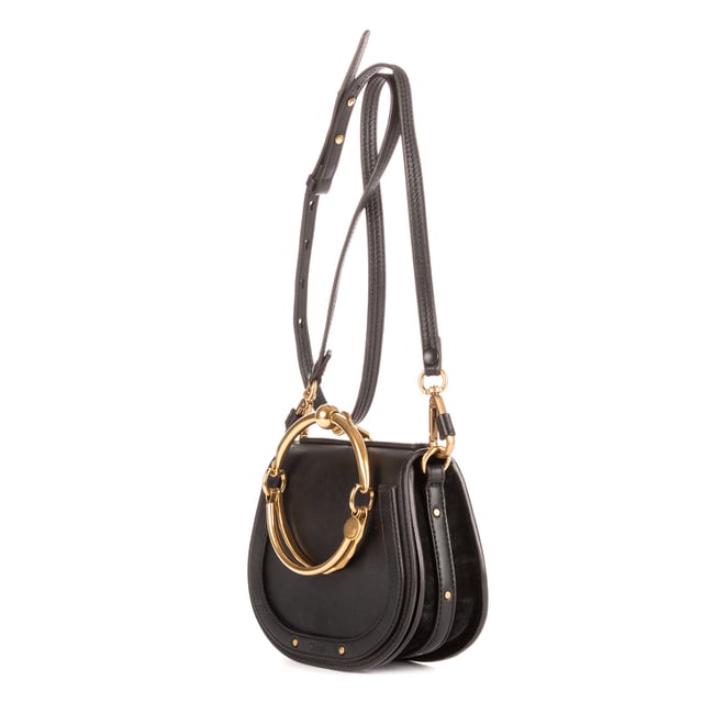 Chloe Tassen Nile Top Handle  Handtas in de Zwart Kalfsleer in de Goud  hardware. Het product is in In Uitstekende Staat (A).
  Afmetingen: 19x15x7 cm 
  Inclusief accessoires: "Strap, Dustbag"
      
  BrandCo Paris vindt zeldzame artikelen in de beste staat voor ongelooflijke prijzen. Het is de moeite waard om geduldig te zijn! Koop met vertrouwen: alle artikelen van BrandCo Paris worden zorgvuldig geselecteerd en geverifieerd door ons team van experts.

  Alle artikelen worden geleverd met een certificaat van echtheid en verpakt door BrandCo Paris.

  Classificatietabel voor de conditie van het artikel:

  N (als nieuw)
  AA (perfecte staat)
  A (uitstekende staat)
  AB (zeer goede staat)
  B (goede/redelijke staat)