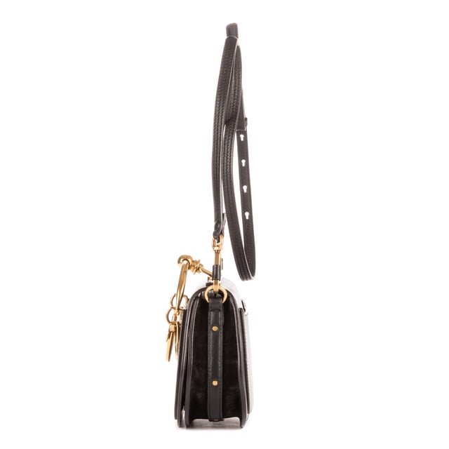 Chloe Tassen Nile Top Handle  Handtas in de Zwart Kalfsleer in de Goud  hardware. Het product is in In Uitstekende Staat (A).
  Afmetingen: 19x15x7 cm 
  Inclusief accessoires: "Strap, Dustbag"
      
  BrandCo Paris vindt zeldzame artikelen in de beste staat voor ongelooflijke prijzen. Het is de moeite waard om geduldig te zijn! Koop met vertrouwen: alle artikelen van BrandCo Paris worden zorgvuldig geselecteerd en geverifieerd door ons team van experts.

  Alle artikelen worden geleverd met een certificaat van echtheid en verpakt door BrandCo Paris.

  Classificatietabel voor de conditie van het artikel:

  N (als nieuw)
  AA (perfecte staat)
  A (uitstekende staat)
  AB (zeer goede staat)
  B (goede/redelijke staat)