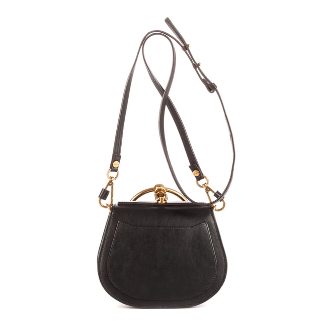 Chloe Tassen Nile Top Handle  Handtas in de Zwart Kalfsleer in de Goud  hardware. Het product is in In Uitstekende Staat (A).
  Afmetingen: 19x15x7 cm 
  Inclusief accessoires: "Strap, Dustbag"
      
  BrandCo Paris vindt zeldzame artikelen in de beste staat voor ongelooflijke prijzen. Het is de moeite waard om geduldig te zijn! Koop met vertrouwen: alle artikelen van BrandCo Paris worden zorgvuldig geselecteerd en geverifieerd door ons team van experts.

  Alle artikelen worden geleverd met een certificaat van echtheid en verpakt door BrandCo Paris.

  Classificatietabel voor de conditie van het artikel:

  N (als nieuw)
  AA (perfecte staat)
  A (uitstekende staat)
  AB (zeer goede staat)
  B (goede/redelijke staat)