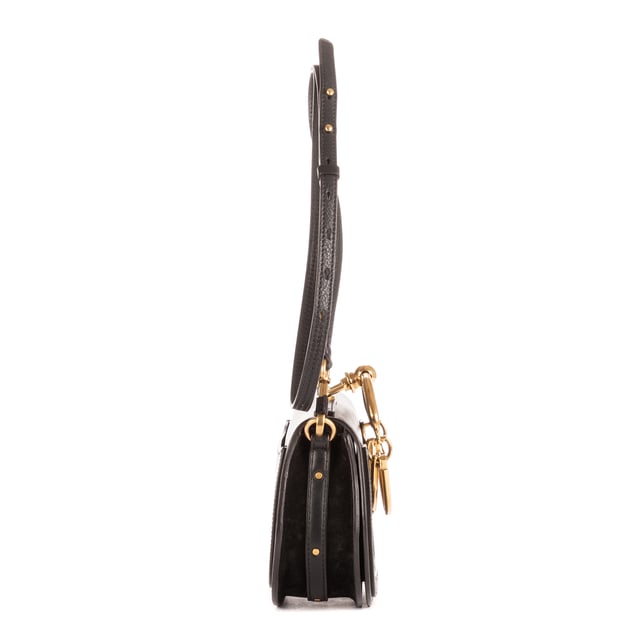 Chloe Tassen Nile Top Handle  Handtas in de Zwart Kalfsleer in de Goud  hardware. Het product is in In Uitstekende Staat (A).
  Afmetingen: 19x15x7 cm 
  Inclusief accessoires: "Strap, Dustbag"
      
  BrandCo Paris vindt zeldzame artikelen in de beste staat voor ongelooflijke prijzen. Het is de moeite waard om geduldig te zijn! Koop met vertrouwen: alle artikelen van BrandCo Paris worden zorgvuldig geselecteerd en geverifieerd door ons team van experts.

  Alle artikelen worden geleverd met een certificaat van echtheid en verpakt door BrandCo Paris.

  Classificatietabel voor de conditie van het artikel:

  N (als nieuw)
  AA (perfecte staat)
  A (uitstekende staat)
  AB (zeer goede staat)
  B (goede/redelijke staat)