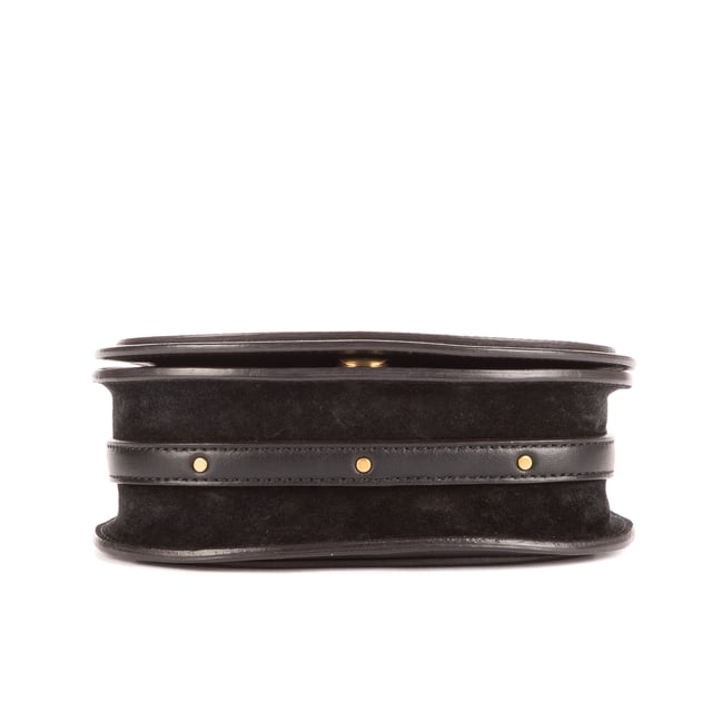 Chloe Tassen Nile Top Handle  Handtas in de Zwart Kalfsleer in de Goud  hardware. Het product is in In Uitstekende Staat (A).
  Afmetingen: 19x15x7 cm 
  Inclusief accessoires: "Strap, Dustbag"
      
  BrandCo Paris vindt zeldzame artikelen in de beste staat voor ongelooflijke prijzen. Het is de moeite waard om geduldig te zijn! Koop met vertrouwen: alle artikelen van BrandCo Paris worden zorgvuldig geselecteerd en geverifieerd door ons team van experts.

  Alle artikelen worden geleverd met een certificaat van echtheid en verpakt door BrandCo Paris.

  Classificatietabel voor de conditie van het artikel:

  N (als nieuw)
  AA (perfecte staat)
  A (uitstekende staat)
  AB (zeer goede staat)
  B (goede/redelijke staat)