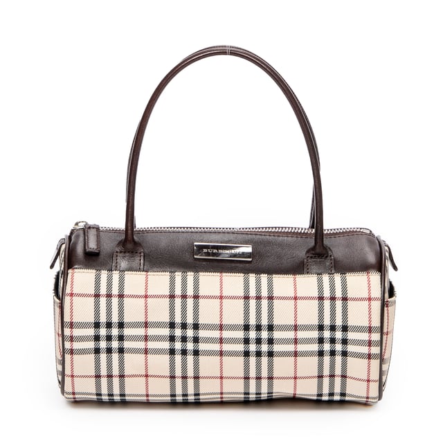 Burberry Bolsas Mini Barrel Boston  Bolso en Beige/Marrón Lienzo y Plata hardware. El producto está en en Excelentes Condiciones (A).
  Dimensiones: 22x11x11 cm 
  Accesorios incluidos: 
    
  BrandCo Paris encuentra artículos raros y en las mejores condiciones a precios increíbles. ¡Vale la pena tener paciencia! Compra con confianza: todos los artículos de BrandCo Paris son seleccionados y autenticados cuidadosamente por nuestro equipo de expertos.
  Todos los artículos vienen con un certificado de autenticidad y un embalaje entregado por BrandCo Paris.
  Tabla de clasificación de la condición del artículo
  N (como nuevo)
  AA (perfecto estado)
  A (excelente estado)
  AB (muy buen estado)
  B (bueno/regular)