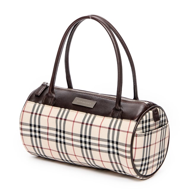 Burberry Bolsas Mini Barrel Boston  Bolso en Beige/Marrón Lienzo y Plata hardware. El producto está en en Excelentes Condiciones (A).
  Dimensiones: 22x11x11 cm 
  Accesorios incluidos: 
    
  BrandCo Paris encuentra artículos raros y en las mejores condiciones a precios increíbles. ¡Vale la pena tener paciencia! Compra con confianza: todos los artículos de BrandCo Paris son seleccionados y autenticados cuidadosamente por nuestro equipo de expertos.
  Todos los artículos vienen con un certificado de autenticidad y un embalaje entregado por BrandCo Paris.
  Tabla de clasificación de la condición del artículo
  N (como nuevo)
  AA (perfecto estado)
  A (excelente estado)
  AB (muy buen estado)
  B (bueno/regular)
