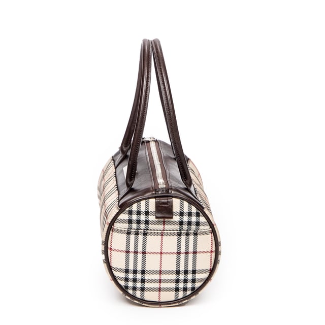 Burberry Bolsas Mini Barrel Boston  Bolso en Beige/Marrón Lienzo y Plata hardware. El producto está en en Excelentes Condiciones (A).
  Dimensiones: 22x11x11 cm 
  Accesorios incluidos: 
    
  BrandCo Paris encuentra artículos raros y en las mejores condiciones a precios increíbles. ¡Vale la pena tener paciencia! Compra con confianza: todos los artículos de BrandCo Paris son seleccionados y autenticados cuidadosamente por nuestro equipo de expertos.
  Todos los artículos vienen con un certificado de autenticidad y un embalaje entregado por BrandCo Paris.
  Tabla de clasificación de la condición del artículo
  N (como nuevo)
  AA (perfecto estado)
  A (excelente estado)
  AB (muy buen estado)
  B (bueno/regular)