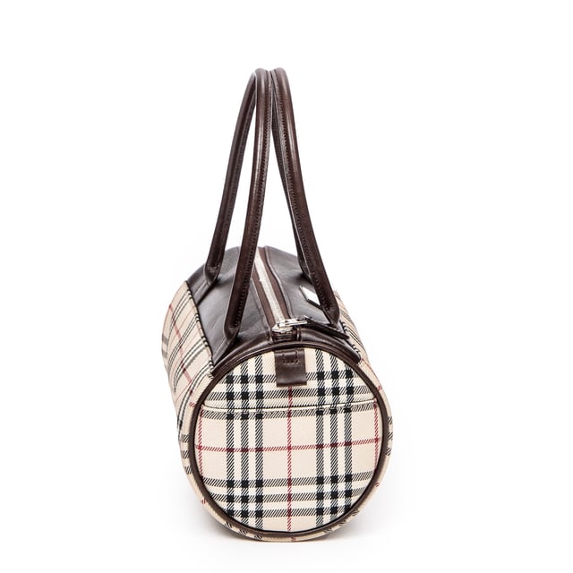 Burberry Bolsas Mini Barrel Boston  Bolso en Beige/Marrón Lienzo y Plata hardware. El producto está en en Excelentes Condiciones (A).
  Dimensiones: 22x11x11 cm 
  Accesorios incluidos: 
    
  BrandCo Paris encuentra artículos raros y en las mejores condiciones a precios increíbles. ¡Vale la pena tener paciencia! Compra con confianza: todos los artículos de BrandCo Paris son seleccionados y autenticados cuidadosamente por nuestro equipo de expertos.
  Todos los artículos vienen con un certificado de autenticidad y un embalaje entregado por BrandCo Paris.
  Tabla de clasificación de la condición del artículo
  N (como nuevo)
  AA (perfecto estado)
  A (excelente estado)
  AB (muy buen estado)
  B (bueno/regular)