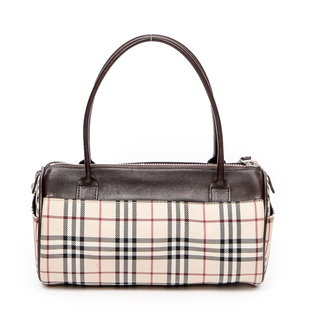 Burberry Bolsas Mini Barrel Boston  Bolso en Beige/Marrón Lienzo y Plata hardware. El producto está en en Excelentes Condiciones (A).
  Dimensiones: 22x11x11 cm 
  Accesorios incluidos: 
    
  BrandCo Paris encuentra artículos raros y en las mejores condiciones a precios increíbles. ¡Vale la pena tener paciencia! Compra con confianza: todos los artículos de BrandCo Paris son seleccionados y autenticados cuidadosamente por nuestro equipo de expertos.
  Todos los artículos vienen con un certificado de autenticidad y un embalaje entregado por BrandCo Paris.
  Tabla de clasificación de la condición del artículo
  N (como nuevo)
  AA (perfecto estado)
  A (excelente estado)
  AB (muy buen estado)
  B (bueno/regular)