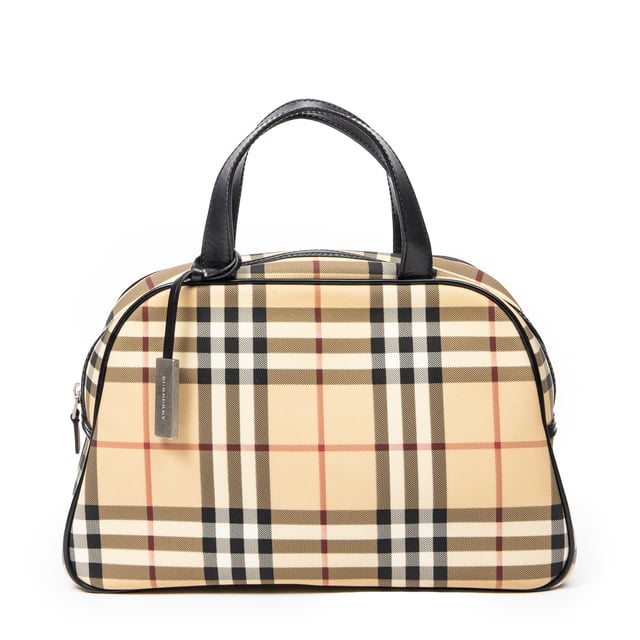 Burberry Bolsas Mini Bowler  Bolso en Beige/Negro Lona recubierta y Plata hardware. El producto está en en Excelentes Condiciones (A).
  Dimensiones: 30x18x9 cm 
  Accesorios incluidos: Charm
    
  BrandCo Paris encuentra artículos raros y en las mejores condiciones a precios increíbles. ¡Vale la pena tener paciencia! Compra con confianza: todos los artículos de BrandCo Paris son seleccionados y autenticados cuidadosamente por nuestro equipo de expertos.
  Todos los artículos vienen con un certificado de autenticidad y un embalaje entregado por BrandCo Paris.
  Tabla de clasificación de la condición del artículo
  N (como nuevo)
  AA (perfecto estado)
  A (excelente estado)
  AB (muy buen estado)
  B (bueno/regular)