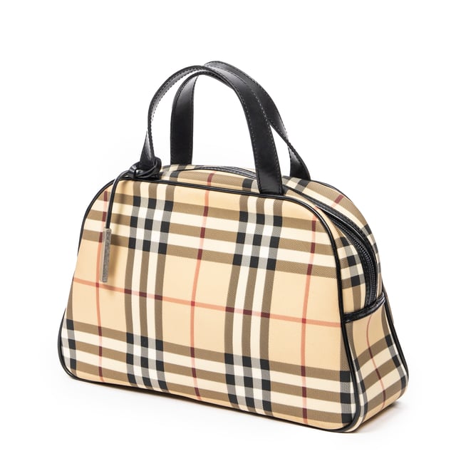 Burberry Bolsas Mini Bowler  Bolso en Beige/Negro Lona recubierta y Plata hardware. El producto está en en Excelentes Condiciones (A).
  Dimensiones: 30x18x9 cm 
  Accesorios incluidos: Charm
    
  BrandCo Paris encuentra artículos raros y en las mejores condiciones a precios increíbles. ¡Vale la pena tener paciencia! Compra con confianza: todos los artículos de BrandCo Paris son seleccionados y autenticados cuidadosamente por nuestro equipo de expertos.
  Todos los artículos vienen con un certificado de autenticidad y un embalaje entregado por BrandCo Paris.
  Tabla de clasificación de la condición del artículo
  N (como nuevo)
  AA (perfecto estado)
  A (excelente estado)
  AB (muy buen estado)
  B (bueno/regular)