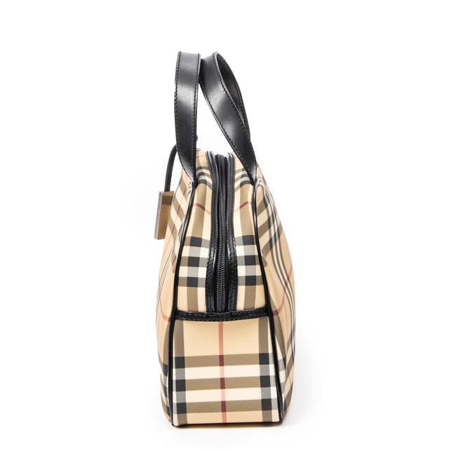 Burberry Bolsas Mini Bowler  Bolso en Beige/Negro Lona recubierta y Plata hardware. El producto está en en Excelentes Condiciones (A).
  Dimensiones: 30x18x9 cm 
  Accesorios incluidos: Charm
    
  BrandCo Paris encuentra artículos raros y en las mejores condiciones a precios increíbles. ¡Vale la pena tener paciencia! Compra con confianza: todos los artículos de BrandCo Paris son seleccionados y autenticados cuidadosamente por nuestro equipo de expertos.
  Todos los artículos vienen con un certificado de autenticidad y un embalaje entregado por BrandCo Paris.
  Tabla de clasificación de la condición del artículo
  N (como nuevo)
  AA (perfecto estado)
  A (excelente estado)
  AB (muy buen estado)
  B (bueno/regular)