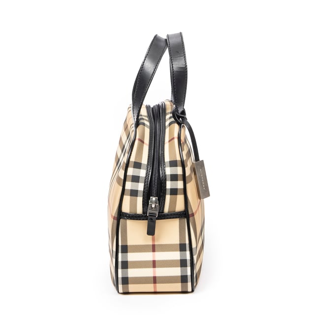 Burberry Bolsas Mini Bowler  Bolso en Beige/Negro Lona recubierta y Plata hardware. El producto está en en Excelentes Condiciones (A).
  Dimensiones: 30x18x9 cm 
  Accesorios incluidos: Charm
    
  BrandCo Paris encuentra artículos raros y en las mejores condiciones a precios increíbles. ¡Vale la pena tener paciencia! Compra con confianza: todos los artículos de BrandCo Paris son seleccionados y autenticados cuidadosamente por nuestro equipo de expertos.
  Todos los artículos vienen con un certificado de autenticidad y un embalaje entregado por BrandCo Paris.
  Tabla de clasificación de la condición del artículo
  N (como nuevo)
  AA (perfecto estado)
  A (excelente estado)
  AB (muy buen estado)
  B (bueno/regular)