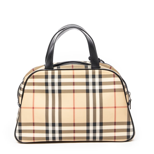 Burberry Bolsas Mini Bowler  Bolso en Beige/Negro Lona recubierta y Plata hardware. El producto está en en Excelentes Condiciones (A).
  Dimensiones: 30x18x9 cm 
  Accesorios incluidos: Charm
    
  BrandCo Paris encuentra artículos raros y en las mejores condiciones a precios increíbles. ¡Vale la pena tener paciencia! Compra con confianza: todos los artículos de BrandCo Paris son seleccionados y autenticados cuidadosamente por nuestro equipo de expertos.
  Todos los artículos vienen con un certificado de autenticidad y un embalaje entregado por BrandCo Paris.
  Tabla de clasificación de la condición del artículo
  N (como nuevo)
  AA (perfecto estado)
  A (excelente estado)
  AB (muy buen estado)
  B (bueno/regular)