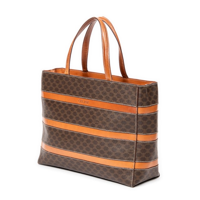 Celine Bolsas Small Square Tote  Bolso en Marrón Lona recubierta y Oro hardware. El producto está en en Excelentes Condiciones (A).
  Dimensiones: 30x23.5x10.5 cm 
  Accesorios incluidos: 
    
  BrandCo Paris encuentra artículos raros y en las mejores condiciones a precios increíbles. ¡Vale la pena tener paciencia! Compra con confianza: todos los artículos de BrandCo Paris son seleccionados y autenticados cuidadosamente por nuestro equipo de expertos.
  Todos los artículos vienen con un certificado de autenticidad y un embalaje entregado por BrandCo Paris.
  Tabla de clasificación de la condición del artículo
  N (como nuevo)
  AA (perfecto estado)
  A (excelente estado)
  AB (muy buen estado)
  B (bueno/regular)