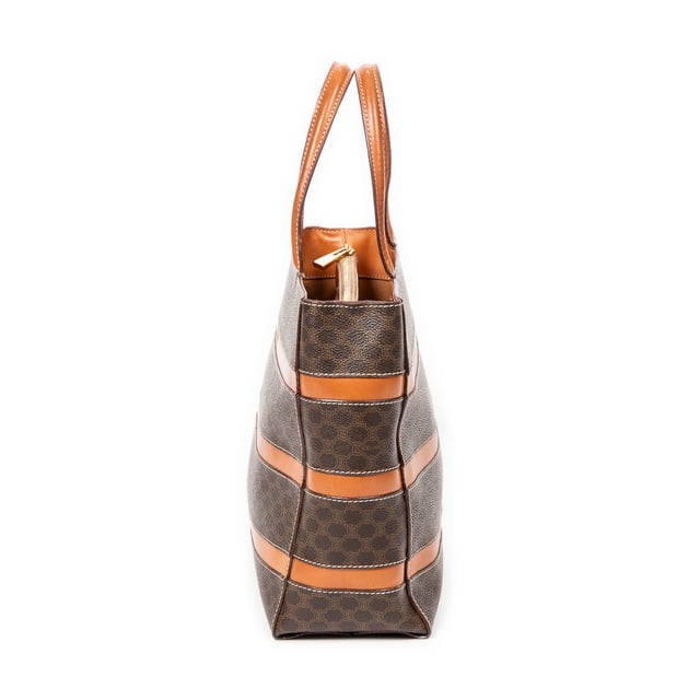 Celine Bolsas Small Square Tote  Bolso en Marrón Lona recubierta y Oro hardware. El producto está en en Excelentes Condiciones (A).
  Dimensiones: 30x23.5x10.5 cm 
  Accesorios incluidos: 
    
  BrandCo Paris encuentra artículos raros y en las mejores condiciones a precios increíbles. ¡Vale la pena tener paciencia! Compra con confianza: todos los artículos de BrandCo Paris son seleccionados y autenticados cuidadosamente por nuestro equipo de expertos.
  Todos los artículos vienen con un certificado de autenticidad y un embalaje entregado por BrandCo Paris.
  Tabla de clasificación de la condición del artículo
  N (como nuevo)
  AA (perfecto estado)
  A (excelente estado)
  AB (muy buen estado)
  B (bueno/regular)