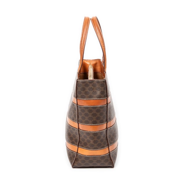 Celine Bolsas Small Square Tote  Bolso en Marrón Lona recubierta y Oro hardware. El producto está en en Excelentes Condiciones (A).
  Dimensiones: 30x23.5x10.5 cm 
  Accesorios incluidos: 
    
  BrandCo Paris encuentra artículos raros y en las mejores condiciones a precios increíbles. ¡Vale la pena tener paciencia! Compra con confianza: todos los artículos de BrandCo Paris son seleccionados y autenticados cuidadosamente por nuestro equipo de expertos.
  Todos los artículos vienen con un certificado de autenticidad y un embalaje entregado por BrandCo Paris.
  Tabla de clasificación de la condición del artículo
  N (como nuevo)
  AA (perfecto estado)
  A (excelente estado)
  AB (muy buen estado)
  B (bueno/regular)