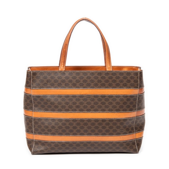 Celine Bolsas Small Square Tote  Bolso en Marrón Lona recubierta y Oro hardware. El producto está en en Excelentes Condiciones (A).
  Dimensiones: 30x23.5x10.5 cm 
  Accesorios incluidos: 
    
  BrandCo Paris encuentra artículos raros y en las mejores condiciones a precios increíbles. ¡Vale la pena tener paciencia! Compra con confianza: todos los artículos de BrandCo Paris son seleccionados y autenticados cuidadosamente por nuestro equipo de expertos.
  Todos los artículos vienen con un certificado de autenticidad y un embalaje entregado por BrandCo Paris.
  Tabla de clasificación de la condición del artículo
  N (como nuevo)
  AA (perfecto estado)
  A (excelente estado)
  AB (muy buen estado)
  B (bueno/regular)