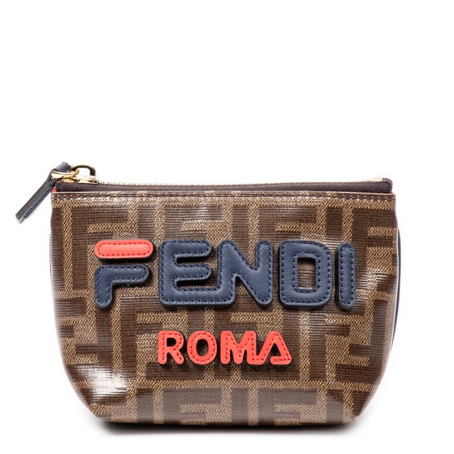 Fendi Bolsas Fendi x Fila Collab Zippy Coin Pouch  Bolso en Marrón Lona recubierta y Oro hardware. El producto está en en Perfectas Condiciones (AA).
  Dimensiones: 12x10x6 cm 
  Accesorios incluidos: Dustbag
    
  BrandCo Paris encuentra artículos raros y en las mejores condiciones a precios increíbles. ¡Vale la pena tener paciencia! Compra con confianza: todos los artículos de BrandCo Paris son seleccionados y autenticados cuidadosamente por nuestro equipo de expertos.
  Todos los artículos vienen con un certificado de autenticidad y un embalaje entregado por BrandCo Paris.
  Tabla de clasificación de la condición del artículo
  N (como nuevo)
  AA (perfecto estado)
  A (excelente estado)
  AB (muy buen estado)
  B (bueno/regular)