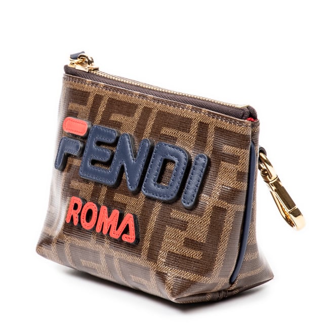 Fendi Bolsas Fendi x Fila Collab Zippy Coin Pouch  Bolso en Marrón Lona recubierta y Oro hardware. El producto está en en Perfectas Condiciones (AA).
  Dimensiones: 12x10x6 cm 
  Accesorios incluidos: Dustbag
    
  BrandCo Paris encuentra artículos raros y en las mejores condiciones a precios increíbles. ¡Vale la pena tener paciencia! Compra con confianza: todos los artículos de BrandCo Paris son seleccionados y autenticados cuidadosamente por nuestro equipo de expertos.
  Todos los artículos vienen con un certificado de autenticidad y un embalaje entregado por BrandCo Paris.
  Tabla de clasificación de la condición del artículo
  N (como nuevo)
  AA (perfecto estado)
  A (excelente estado)
  AB (muy buen estado)
  B (bueno/regular)