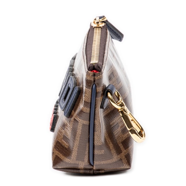 Fendi Bolsas Fendi x Fila Collab Zippy Coin Pouch  Bolso en Marrón Lona recubierta y Oro hardware. El producto está en en Perfectas Condiciones (AA).
  Dimensiones: 12x10x6 cm 
  Accesorios incluidos: Dustbag
    
  BrandCo Paris encuentra artículos raros y en las mejores condiciones a precios increíbles. ¡Vale la pena tener paciencia! Compra con confianza: todos los artículos de BrandCo Paris son seleccionados y autenticados cuidadosamente por nuestro equipo de expertos.
  Todos los artículos vienen con un certificado de autenticidad y un embalaje entregado por BrandCo Paris.
  Tabla de clasificación de la condición del artículo
  N (como nuevo)
  AA (perfecto estado)
  A (excelente estado)
  AB (muy buen estado)
  B (bueno/regular)