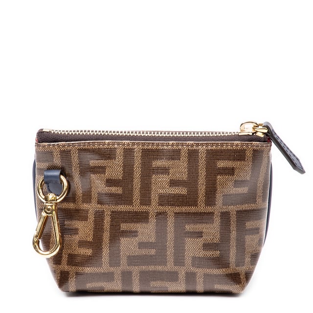 Fendi Bolsas Fendi x Fila Collab Zippy Coin Pouch  Bolso en Marrón Lona recubierta y Oro hardware. El producto está en en Perfectas Condiciones (AA).
  Dimensiones: 12x10x6 cm 
  Accesorios incluidos: Dustbag
    
  BrandCo Paris encuentra artículos raros y en las mejores condiciones a precios increíbles. ¡Vale la pena tener paciencia! Compra con confianza: todos los artículos de BrandCo Paris son seleccionados y autenticados cuidadosamente por nuestro equipo de expertos.
  Todos los artículos vienen con un certificado de autenticidad y un embalaje entregado por BrandCo Paris.
  Tabla de clasificación de la condición del artículo
  N (como nuevo)
  AA (perfecto estado)
  A (excelente estado)
  AB (muy buen estado)
  B (bueno/regular)