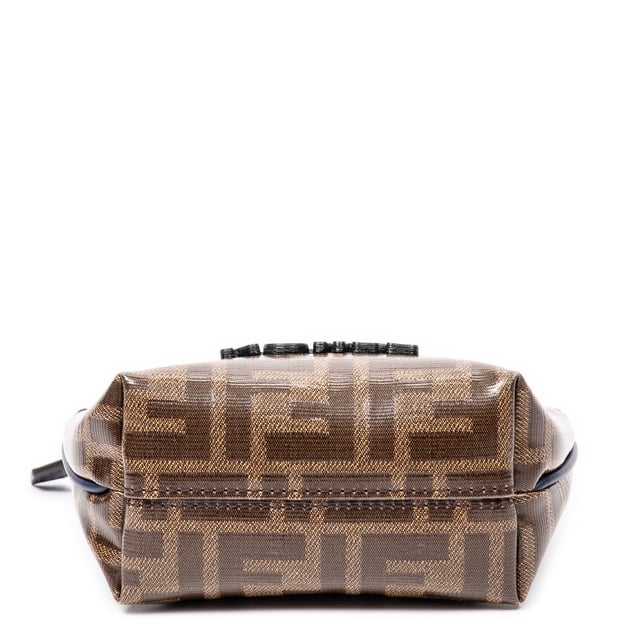 Fendi Bolsas Fendi x Fila Collab Zippy Coin Pouch  Bolso en Marrón Lona recubierta y Oro hardware. El producto está en en Perfectas Condiciones (AA).
  Dimensiones: 12x10x6 cm 
  Accesorios incluidos: Dustbag
    
  BrandCo Paris encuentra artículos raros y en las mejores condiciones a precios increíbles. ¡Vale la pena tener paciencia! Compra con confianza: todos los artículos de BrandCo Paris son seleccionados y autenticados cuidadosamente por nuestro equipo de expertos.
  Todos los artículos vienen con un certificado de autenticidad y un embalaje entregado por BrandCo Paris.
  Tabla de clasificación de la condición del artículo
  N (como nuevo)
  AA (perfecto estado)
  A (excelente estado)
  AB (muy buen estado)
  B (bueno/regular)