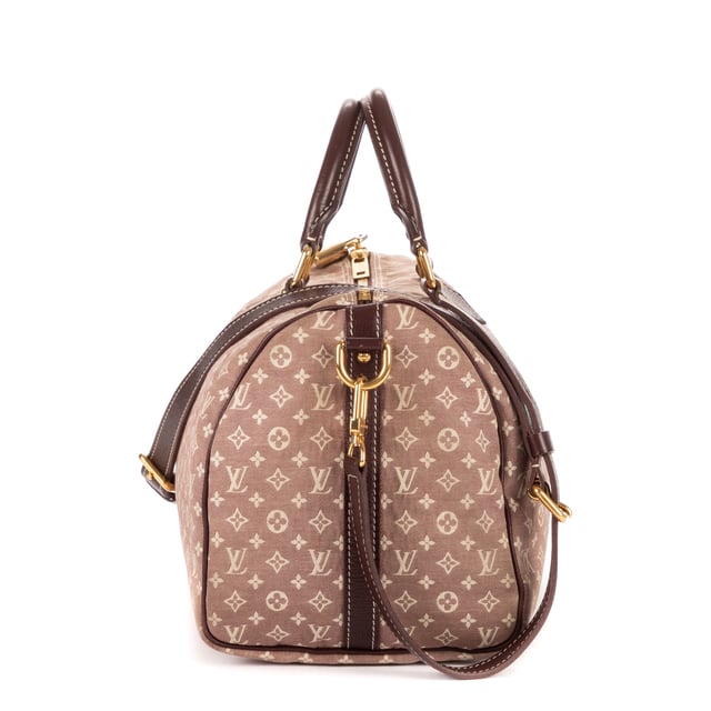 Louis Vuitton Tassen Ltd. Ed. Idylle Speedy Bandouliere 30 Handtas in de Bordeaux Doek in de Gouden Messing  hardware. Het product is in In Uitstekende Staat (A).
  Afmetingen: 30x22x15 cm 
  Inclusief accessoires: Strap, Cadenas, Key
      
  BrandCo Paris vindt zeldzame artikelen in de beste staat voor ongelooflijke prijzen. Het is de moeite waard om geduldig te zijn! Koop met vertrouwen: alle artikelen van BrandCo Paris worden zorgvuldig geselecteerd en geverifieerd door ons team van experts.

  Alle artikelen worden geleverd met een certificaat van echtheid en verpakt door BrandCo Paris.

  Classificatietabel voor de conditie van het artikel:

  N (als nieuw)
  AA (perfecte staat)
  A (uitstekende staat)
  AB (zeer goede staat)
  B (goede/redelijke staat)