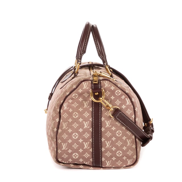 Louis Vuitton Tassen Ltd. Ed. Idylle Speedy Bandouliere 30 Handtas in de Bordeaux Doek in de Gouden Messing  hardware. Het product is in In Uitstekende Staat (A).
  Afmetingen: 30x22x15 cm 
  Inclusief accessoires: Strap, Cadenas, Key
      
  BrandCo Paris vindt zeldzame artikelen in de beste staat voor ongelooflijke prijzen. Het is de moeite waard om geduldig te zijn! Koop met vertrouwen: alle artikelen van BrandCo Paris worden zorgvuldig geselecteerd en geverifieerd door ons team van experts.

  Alle artikelen worden geleverd met een certificaat van echtheid en verpakt door BrandCo Paris.

  Classificatietabel voor de conditie van het artikel:

  N (als nieuw)
  AA (perfecte staat)
  A (uitstekende staat)
  AB (zeer goede staat)
  B (goede/redelijke staat)