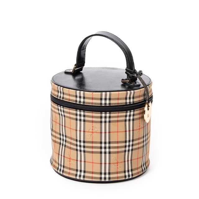 Burberry Bolsas Vintage Round Vanity Case  Bolso en Beige/Negro Lienzo y Oro hardware. El producto está en en Excelentes Condiciones (A).
  Dimensiones: 20x18x20 cm 
  Accesorios incluidos: Charm
    
  BrandCo Paris encuentra artículos raros y en las mejores condiciones a precios increíbles. ¡Vale la pena tener paciencia! Compra con confianza: todos los artículos de BrandCo Paris son seleccionados y autenticados cuidadosamente por nuestro equipo de expertos.
  Todos los artículos vienen con un certificado de autenticidad y un embalaje entregado por BrandCo Paris.
  Tabla de clasificación de la condición del artículo
  N (como nuevo)
  AA (perfecto estado)
  A (excelente estado)
  AB (muy buen estado)
  B (bueno/regular)