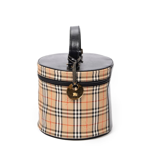 Burberry Bolsas Vintage Round Vanity Case  Bolso en Beige/Negro Lienzo y Oro hardware. El producto está en en Excelentes Condiciones (A).
  Dimensiones: 20x18x20 cm 
  Accesorios incluidos: Charm
    
  BrandCo Paris encuentra artículos raros y en las mejores condiciones a precios increíbles. ¡Vale la pena tener paciencia! Compra con confianza: todos los artículos de BrandCo Paris son seleccionados y autenticados cuidadosamente por nuestro equipo de expertos.
  Todos los artículos vienen con un certificado de autenticidad y un embalaje entregado por BrandCo Paris.
  Tabla de clasificación de la condición del artículo
  N (como nuevo)
  AA (perfecto estado)
  A (excelente estado)
  AB (muy buen estado)
  B (bueno/regular)
