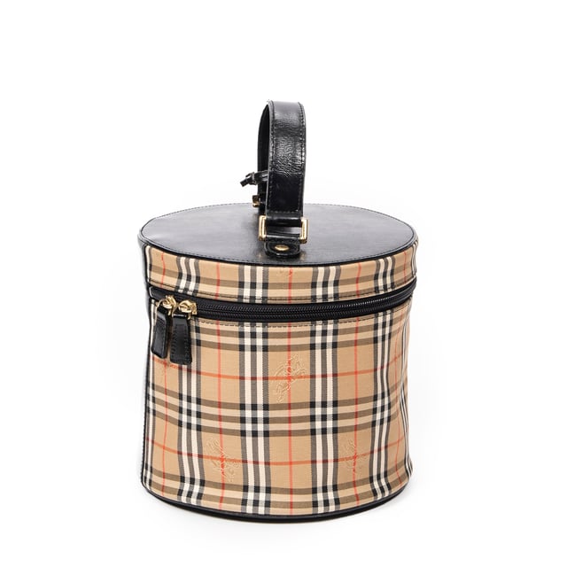 Burberry Bolsas Vintage Round Vanity Case  Bolso en Beige/Negro Lienzo y Oro hardware. El producto está en en Excelentes Condiciones (A).
  Dimensiones: 20x18x20 cm 
  Accesorios incluidos: Charm
    
  BrandCo Paris encuentra artículos raros y en las mejores condiciones a precios increíbles. ¡Vale la pena tener paciencia! Compra con confianza: todos los artículos de BrandCo Paris son seleccionados y autenticados cuidadosamente por nuestro equipo de expertos.
  Todos los artículos vienen con un certificado de autenticidad y un embalaje entregado por BrandCo Paris.
  Tabla de clasificación de la condición del artículo
  N (como nuevo)
  AA (perfecto estado)
  A (excelente estado)
  AB (muy buen estado)
  B (bueno/regular)