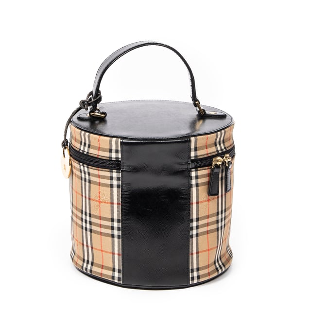 Burberry Bolsas Vintage Round Vanity Case  Bolso en Beige/Negro Lienzo y Oro hardware. El producto está en en Excelentes Condiciones (A).
  Dimensiones: 20x18x20 cm 
  Accesorios incluidos: Charm
    
  BrandCo Paris encuentra artículos raros y en las mejores condiciones a precios increíbles. ¡Vale la pena tener paciencia! Compra con confianza: todos los artículos de BrandCo Paris son seleccionados y autenticados cuidadosamente por nuestro equipo de expertos.
  Todos los artículos vienen con un certificado de autenticidad y un embalaje entregado por BrandCo Paris.
  Tabla de clasificación de la condición del artículo
  N (como nuevo)
  AA (perfecto estado)
  A (excelente estado)
  AB (muy buen estado)
  B (bueno/regular)