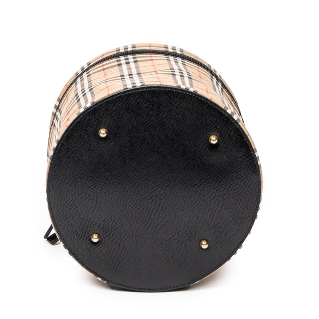 Burberry Bolsas Vintage Round Vanity Case  Bolso en Beige/Negro Lienzo y Oro hardware. El producto está en en Excelentes Condiciones (A).
  Dimensiones: 20x18x20 cm 
  Accesorios incluidos: Charm
    
  BrandCo Paris encuentra artículos raros y en las mejores condiciones a precios increíbles. ¡Vale la pena tener paciencia! Compra con confianza: todos los artículos de BrandCo Paris son seleccionados y autenticados cuidadosamente por nuestro equipo de expertos.
  Todos los artículos vienen con un certificado de autenticidad y un embalaje entregado por BrandCo Paris.
  Tabla de clasificación de la condición del artículo
  N (como nuevo)
  AA (perfecto estado)
  A (excelente estado)
  AB (muy buen estado)
  B (bueno/regular)