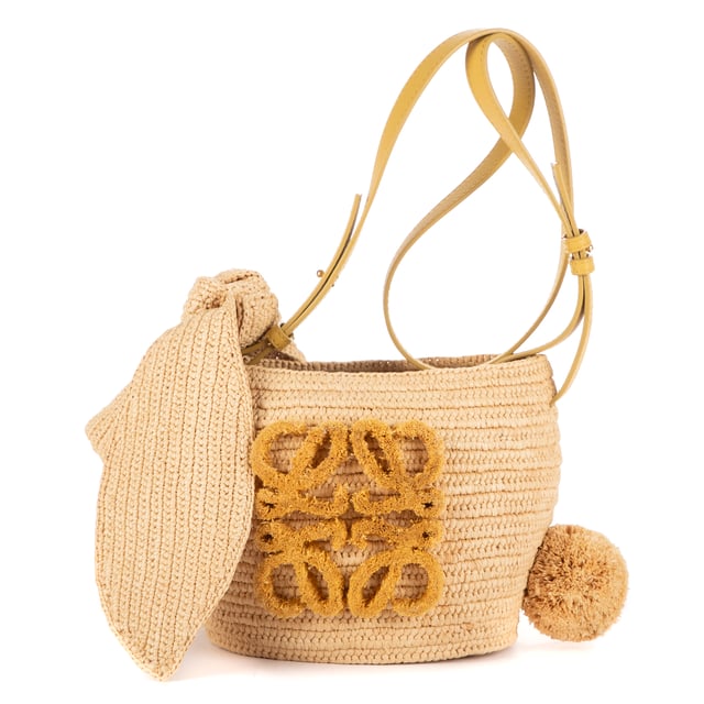 Loewe Bolsas Bunny Bucket Bag  Bolso bandolera en Beige Lienzo y Oro hardware. El producto está en en Perfectas Condiciones (AA).
  Dimensiones: 17x15x12 cm 
  Accesorios incluidos: NONE
    
  BrandCo Paris encuentra artículos raros y en las mejores condiciones a precios increíbles. ¡Vale la pena tener paciencia! Compra con confianza: todos los artículos de BrandCo Paris son seleccionados y autenticados cuidadosamente por nuestro equipo de expertos.
  Todos los artículos vienen con un certificado de autenticidad y un embalaje entregado por BrandCo Paris.
  Tabla de clasificación de la condición del artículo
  N (como nuevo)
  AA (perfecto estado)
  A (excelente estado)
  AB (muy buen estado)
  B (bueno/regular)