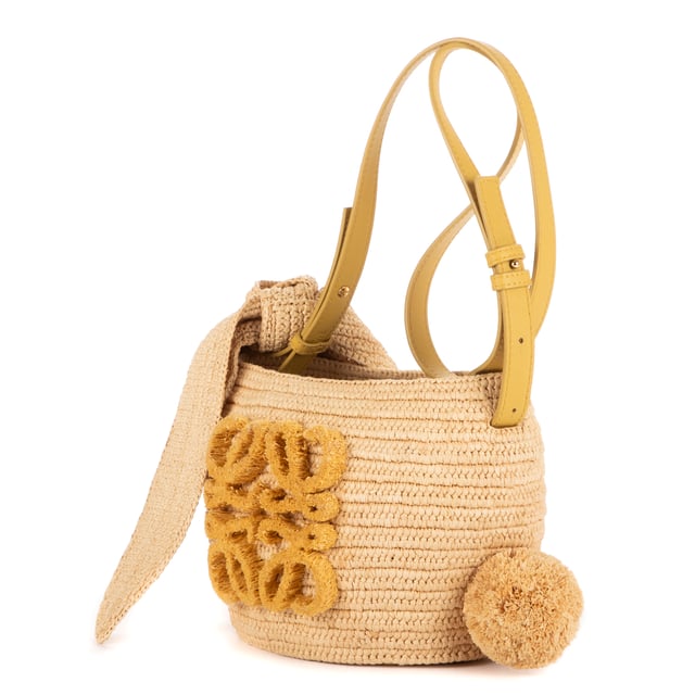 Loewe Bolsas Bunny Bucket Bag  Bolso bandolera en Beige Lienzo y Oro hardware. El producto está en en Perfectas Condiciones (AA).
  Dimensiones: 17x15x12 cm 
  Accesorios incluidos: NONE
    
  BrandCo Paris encuentra artículos raros y en las mejores condiciones a precios increíbles. ¡Vale la pena tener paciencia! Compra con confianza: todos los artículos de BrandCo Paris son seleccionados y autenticados cuidadosamente por nuestro equipo de expertos.
  Todos los artículos vienen con un certificado de autenticidad y un embalaje entregado por BrandCo Paris.
  Tabla de clasificación de la condición del artículo
  N (como nuevo)
  AA (perfecto estado)
  A (excelente estado)
  AB (muy buen estado)
  B (bueno/regular)