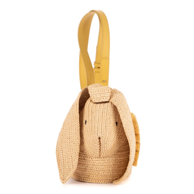 Loewe Bolsas Bunny Bucket Bag  Bolso bandolera en Beige Lienzo y Oro hardware. El producto está en en Perfectas Condiciones (AA).
  Dimensiones: 17x15x12 cm 
  Accesorios incluidos: NONE
    
  BrandCo Paris encuentra artículos raros y en las mejores condiciones a precios increíbles. ¡Vale la pena tener paciencia! Compra con confianza: todos los artículos de BrandCo Paris son seleccionados y autenticados cuidadosamente por nuestro equipo de expertos.
  Todos los artículos vienen con un certificado de autenticidad y un embalaje entregado por BrandCo Paris.
  Tabla de clasificación de la condición del artículo
  N (como nuevo)
  AA (perfecto estado)
  A (excelente estado)
  AB (muy buen estado)
  B (bueno/regular)