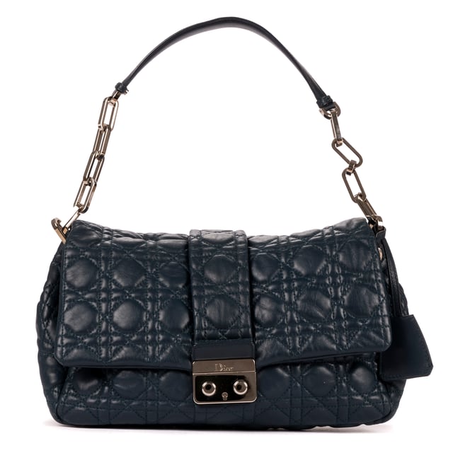Dior Bolsas New Look  Bolso bandolera en Azul marino Piel de becerro y Plata hardware. El producto está en en Excelentes Condiciones (A).
  Dimensiones: 30x16x7 cm 
  Accesorios incluidos: "Card, Key in Clochette, Spare Key, Dustbag"
    
  BrandCo Paris encuentra artículos raros y en las mejores condiciones a precios increíbles. ¡Vale la pena tener paciencia! Compra con confianza: todos los artículos de BrandCo Paris son seleccionados y autenticados cuidadosamente por nuestro equipo de expertos.
  Todos los artículos vienen con un certificado de autenticidad y un embalaje entregado por BrandCo Paris.
  Tabla de clasificación de la condición del artículo
  N (como nuevo)
  AA (perfecto estado)
  A (excelente estado)
  AB (muy buen estado)
  B (bueno/regular)