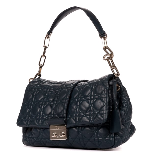 Dior Bolsas New Look  Bolso bandolera en Azul marino Piel de becerro y Plata hardware. El producto está en en Excelentes Condiciones (A).
  Dimensiones: 30x16x7 cm 
  Accesorios incluidos: "Card, Key in Clochette, Spare Key, Dustbag"
    
  BrandCo Paris encuentra artículos raros y en las mejores condiciones a precios increíbles. ¡Vale la pena tener paciencia! Compra con confianza: todos los artículos de BrandCo Paris son seleccionados y autenticados cuidadosamente por nuestro equipo de expertos.
  Todos los artículos vienen con un certificado de autenticidad y un embalaje entregado por BrandCo Paris.
  Tabla de clasificación de la condición del artículo
  N (como nuevo)
  AA (perfecto estado)
  A (excelente estado)
  AB (muy buen estado)
  B (bueno/regular)