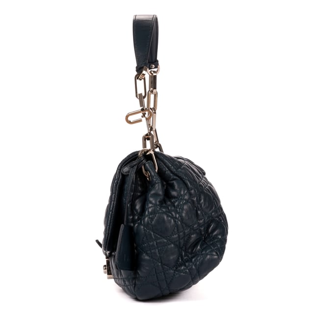 Dior Bolsas New Look  Bolso bandolera en Azul marino Piel de becerro y Plata hardware. El producto está en en Excelentes Condiciones (A).
  Dimensiones: 30x16x7 cm 
  Accesorios incluidos: "Card, Key in Clochette, Spare Key, Dustbag"
    
  BrandCo Paris encuentra artículos raros y en las mejores condiciones a precios increíbles. ¡Vale la pena tener paciencia! Compra con confianza: todos los artículos de BrandCo Paris son seleccionados y autenticados cuidadosamente por nuestro equipo de expertos.
  Todos los artículos vienen con un certificado de autenticidad y un embalaje entregado por BrandCo Paris.
  Tabla de clasificación de la condición del artículo
  N (como nuevo)
  AA (perfecto estado)
  A (excelente estado)
  AB (muy buen estado)
  B (bueno/regular)