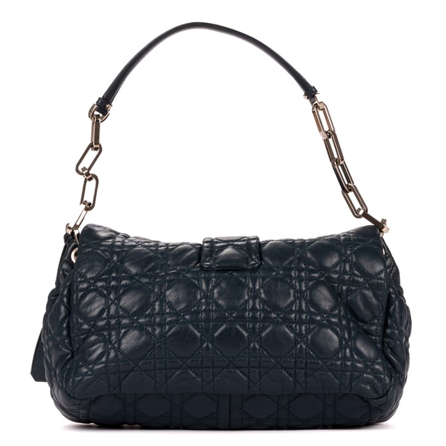 Dior Bolsas New Look  Bolso bandolera en Azul marino Piel de becerro y Plata hardware. El producto está en en Excelentes Condiciones (A).
  Dimensiones: 30x16x7 cm 
  Accesorios incluidos: "Card, Key in Clochette, Spare Key, Dustbag"
    
  BrandCo Paris encuentra artículos raros y en las mejores condiciones a precios increíbles. ¡Vale la pena tener paciencia! Compra con confianza: todos los artículos de BrandCo Paris son seleccionados y autenticados cuidadosamente por nuestro equipo de expertos.
  Todos los artículos vienen con un certificado de autenticidad y un embalaje entregado por BrandCo Paris.
  Tabla de clasificación de la condición del artículo
  N (como nuevo)
  AA (perfecto estado)
  A (excelente estado)
  AB (muy buen estado)
  B (bueno/regular)