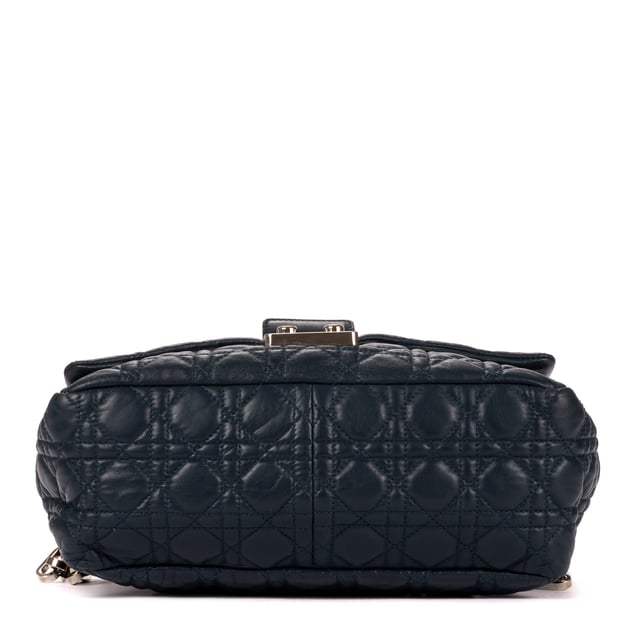 Dior Bolsas New Look  Bolso bandolera en Azul marino Piel de becerro y Plata hardware. El producto está en en Excelentes Condiciones (A).
  Dimensiones: 30x16x7 cm 
  Accesorios incluidos: "Card, Key in Clochette, Spare Key, Dustbag"
    
  BrandCo Paris encuentra artículos raros y en las mejores condiciones a precios increíbles. ¡Vale la pena tener paciencia! Compra con confianza: todos los artículos de BrandCo Paris son seleccionados y autenticados cuidadosamente por nuestro equipo de expertos.
  Todos los artículos vienen con un certificado de autenticidad y un embalaje entregado por BrandCo Paris.
  Tabla de clasificación de la condición del artículo
  N (como nuevo)
  AA (perfecto estado)
  A (excelente estado)
  AB (muy buen estado)
  B (bueno/regular)