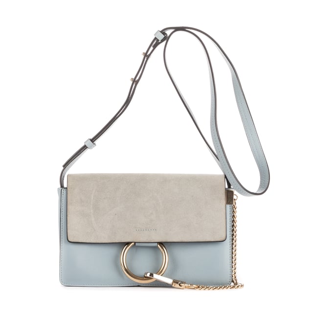 Chloe Bolsas Faye Crossbody  Bolso bandolera en Azul Piel de becerro y Oro hardware. El producto está en en Excelentes Condiciones (A).
  Dimensiones: 23x15x5 cm 
  Accesorios incluidos: Card
    
  BrandCo Paris encuentra artículos raros y en las mejores condiciones a precios increíbles. ¡Vale la pena tener paciencia! Compra con confianza: todos los artículos de BrandCo Paris son seleccionados y autenticados cuidadosamente por nuestro equipo de expertos.
  Todos los artículos vienen con un certificado de autenticidad y un embalaje entregado por BrandCo Paris.
  Tabla de clasificación de la condición del artículo
  N (como nuevo)
  AA (perfecto estado)
  A (excelente estado)
  AB (muy buen estado)
  B (bueno/regular)