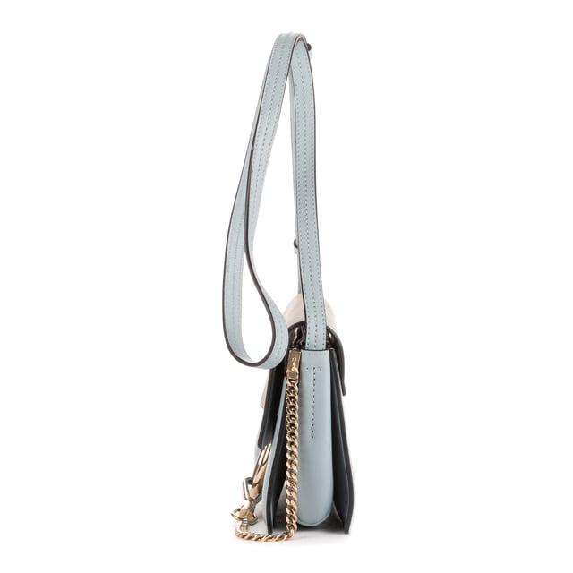 Chloe Bolsas Faye Crossbody  Bolso bandolera en Azul Piel de becerro y Oro hardware. El producto está en en Excelentes Condiciones (A).
  Dimensiones: 23x15x5 cm 
  Accesorios incluidos: Card
    
  BrandCo Paris encuentra artículos raros y en las mejores condiciones a precios increíbles. ¡Vale la pena tener paciencia! Compra con confianza: todos los artículos de BrandCo Paris son seleccionados y autenticados cuidadosamente por nuestro equipo de expertos.
  Todos los artículos vienen con un certificado de autenticidad y un embalaje entregado por BrandCo Paris.
  Tabla de clasificación de la condición del artículo
  N (como nuevo)
  AA (perfecto estado)
  A (excelente estado)
  AB (muy buen estado)
  B (bueno/regular)