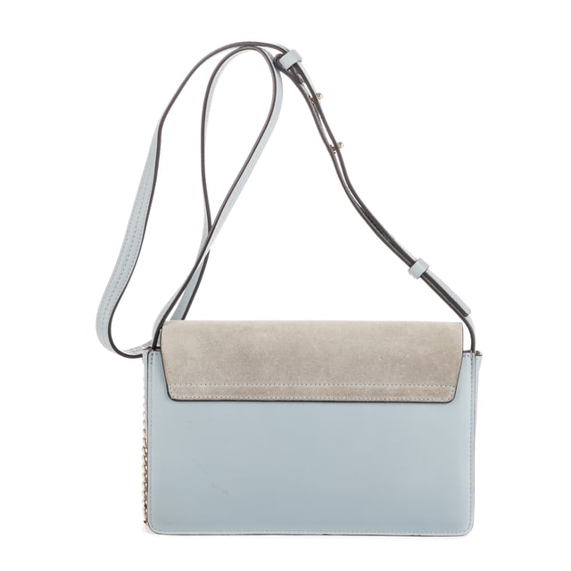Chloe Bolsas Faye Crossbody  Bolso bandolera en Azul Piel de becerro y Oro hardware. El producto está en en Excelentes Condiciones (A).
  Dimensiones: 23x15x5 cm 
  Accesorios incluidos: Card
    
  BrandCo Paris encuentra artículos raros y en las mejores condiciones a precios increíbles. ¡Vale la pena tener paciencia! Compra con confianza: todos los artículos de BrandCo Paris son seleccionados y autenticados cuidadosamente por nuestro equipo de expertos.
  Todos los artículos vienen con un certificado de autenticidad y un embalaje entregado por BrandCo Paris.
  Tabla de clasificación de la condición del artículo
  N (como nuevo)
  AA (perfecto estado)
  A (excelente estado)
  AB (muy buen estado)
  B (bueno/regular)