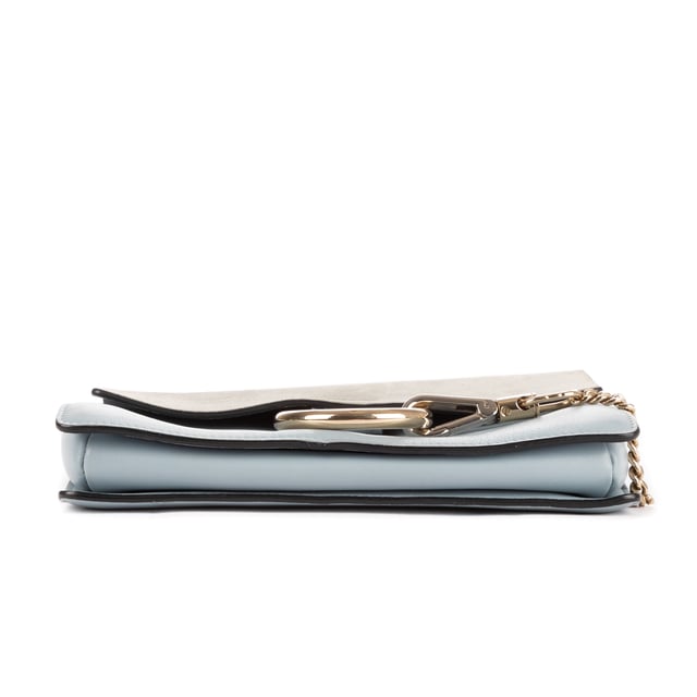 Chloe Bolsas Faye Crossbody  Bolso bandolera en Azul Piel de becerro y Oro hardware. El producto está en en Excelentes Condiciones (A).
  Dimensiones: 23x15x5 cm 
  Accesorios incluidos: Card
    
  BrandCo Paris encuentra artículos raros y en las mejores condiciones a precios increíbles. ¡Vale la pena tener paciencia! Compra con confianza: todos los artículos de BrandCo Paris son seleccionados y autenticados cuidadosamente por nuestro equipo de expertos.
  Todos los artículos vienen con un certificado de autenticidad y un embalaje entregado por BrandCo Paris.
  Tabla de clasificación de la condición del artículo
  N (como nuevo)
  AA (perfecto estado)
  A (excelente estado)
  AB (muy buen estado)
  B (bueno/regular)